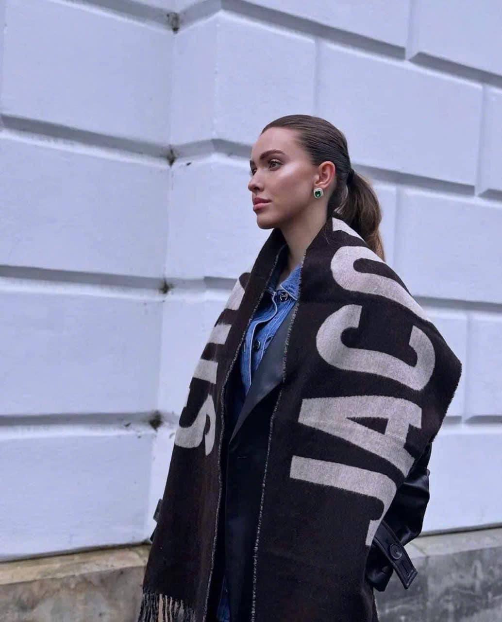 mẫu choàng khăn The Jacquemus Scarf Multi Brown 226AC435-5007-080