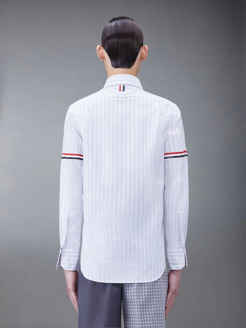 mặt sau THOM BROWNE MEDIUM GREY STRIPE OXFORD ARMBAND SHIRT MWL301O-F0525-035