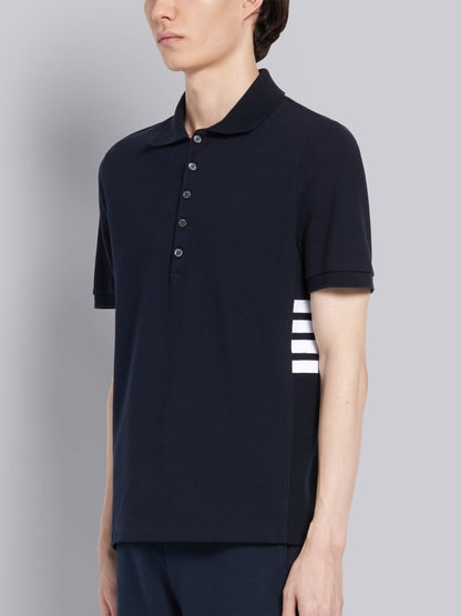 mẫu mặc áo THOM BROWNE NAVY CLASSIC COTTON PIQUE SIDE INSERT 4-BAR POLO MJP110A00050415