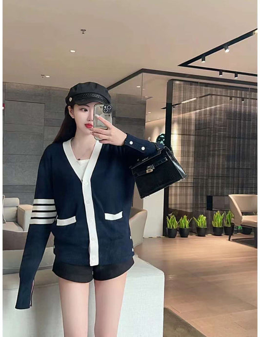 mẫu mặc áo THOM BROWNE NAVY COTTON 4-BAR HECTOR V-NECK CARDIGAN FKC564A-Y3017-415