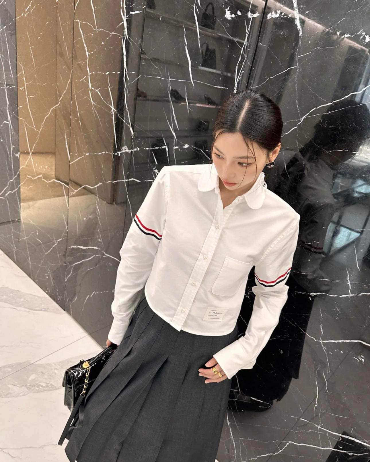 chi tiết áo THOM BROWNE WHITE OXFORD STRIPED GROSGRAIN ARMBAND CLASSIC SHIRT MWL150E06177100