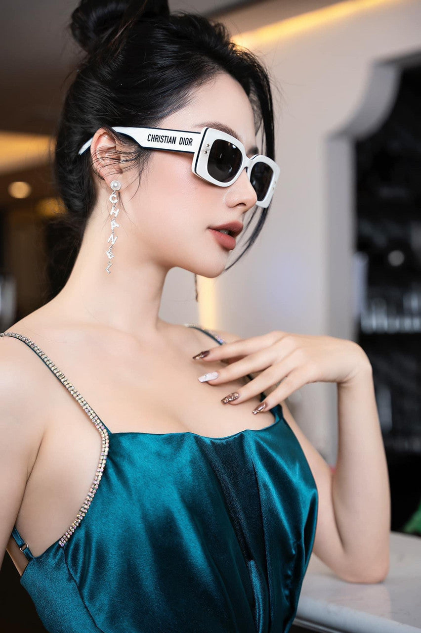 mẫu đeo mắt kính râm DIORPACIFIC S1U 95B0 WHITE SUNGLASSES DPFCS1UQR  authentic tại blank room việt nam