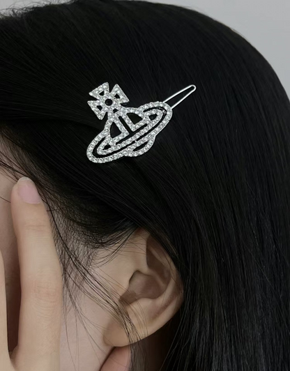 mẫu đeo cài tóc VIVIENNE WESTWOOD ANNALISA LARGE HAIR CLIP 6703000i-02p116-im