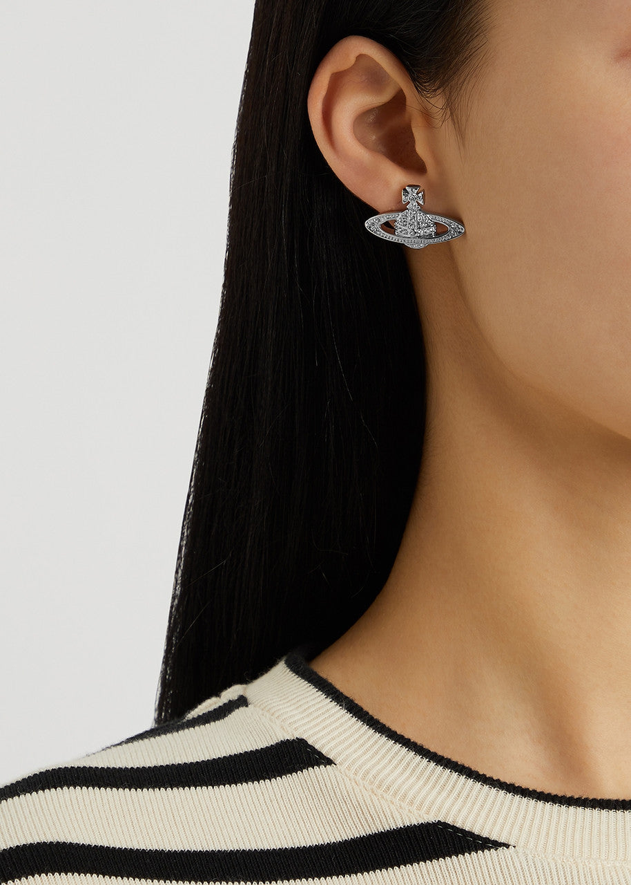 mẫu đeo khuyên tai VIVIENNE WESTWOOD MINI BAS RELIEF EARRINGS SILVER 62020033-02p116-cn