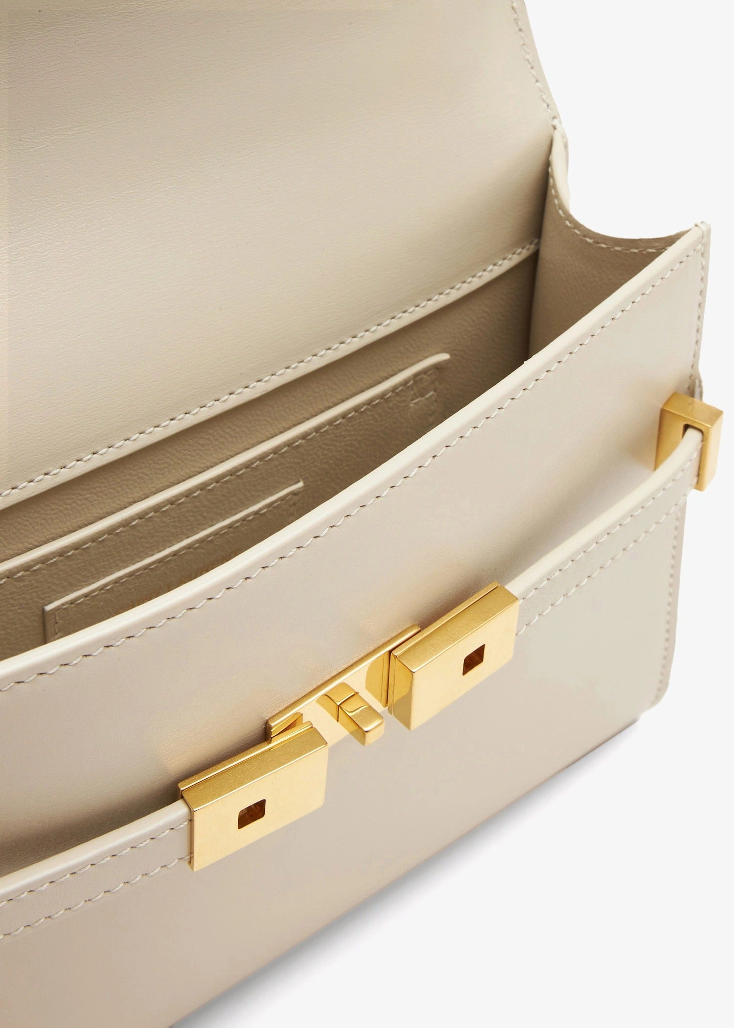 mặt bên trong túi