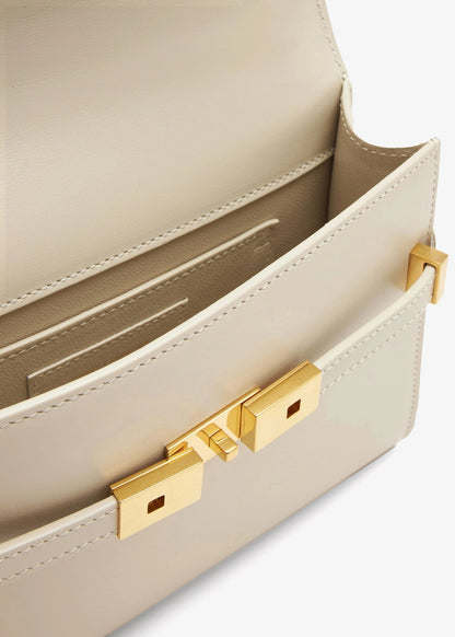 mặt bên trong túi