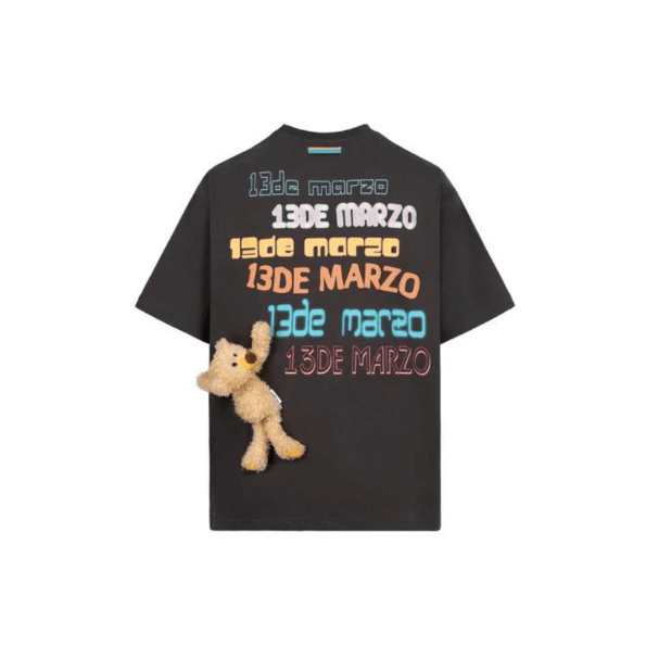 13 DE MARZO COLORED RIBBON SUBTITLED TEE BLACK